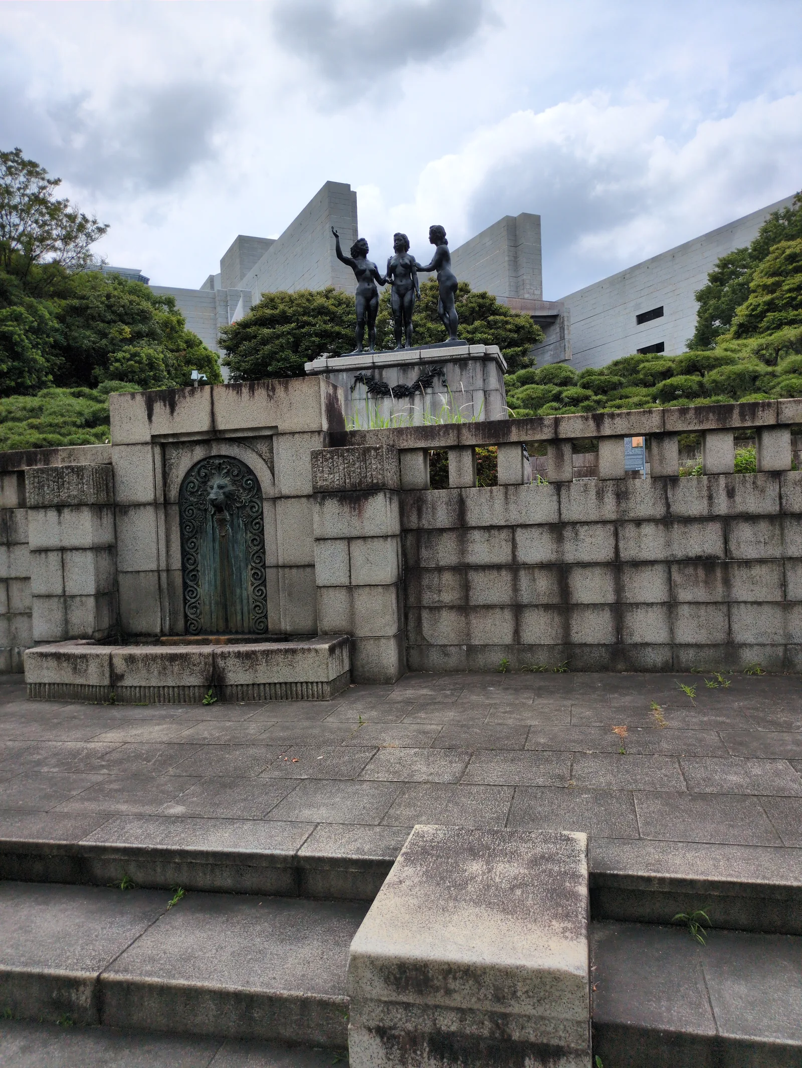 三宅坂の平和の群像。三人の女性像の背後に最高裁の石壁が重なる
