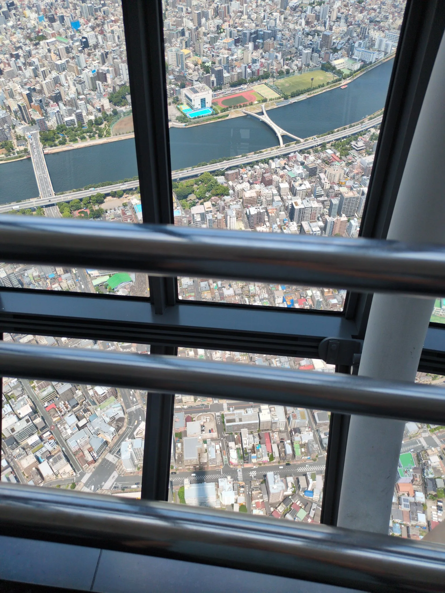 傾いたガラス越しに、ほぼ真下の隅田川を見下ろす