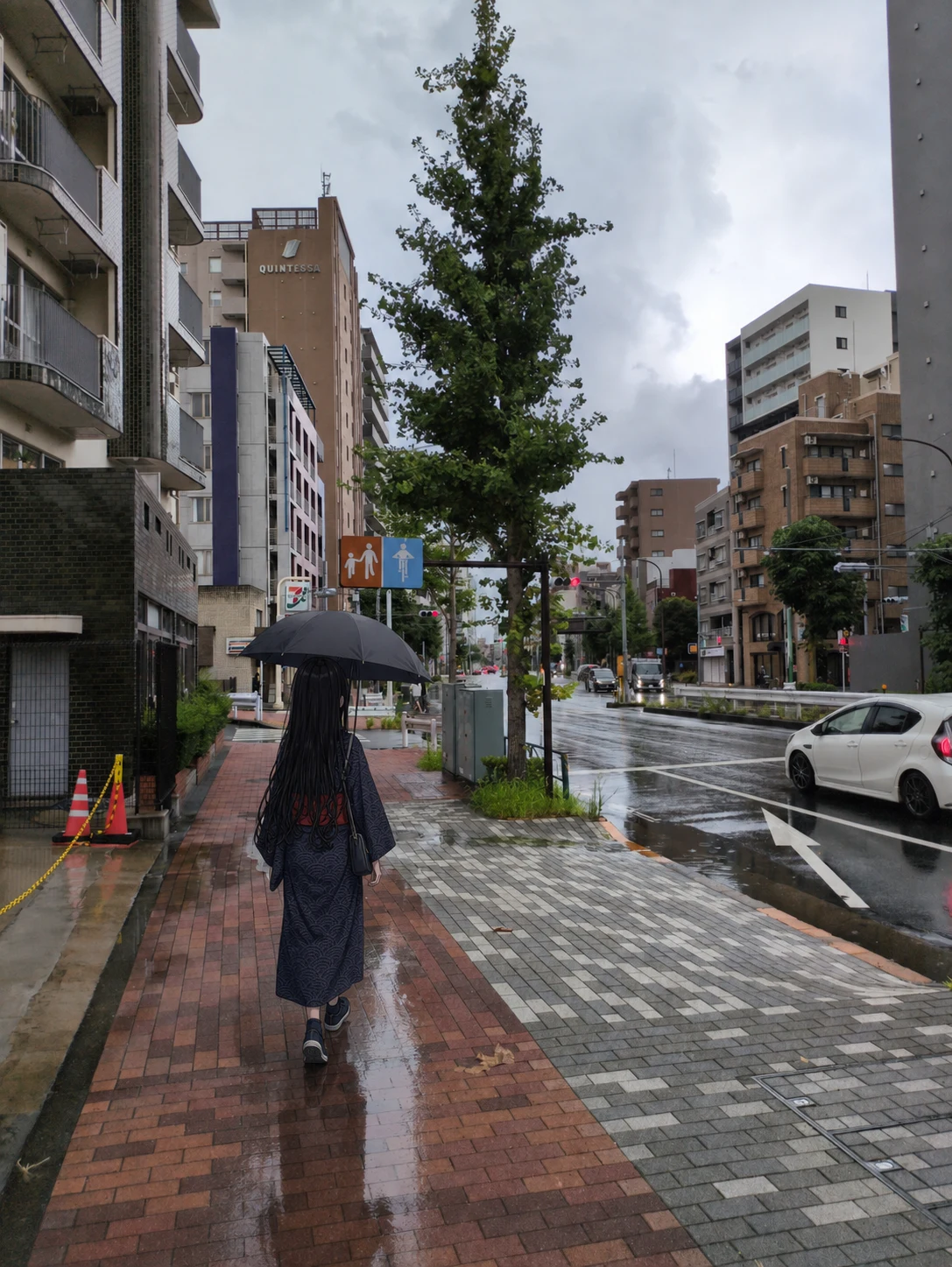 雨の道を羽田神社へ向かう浴衣姿の凜