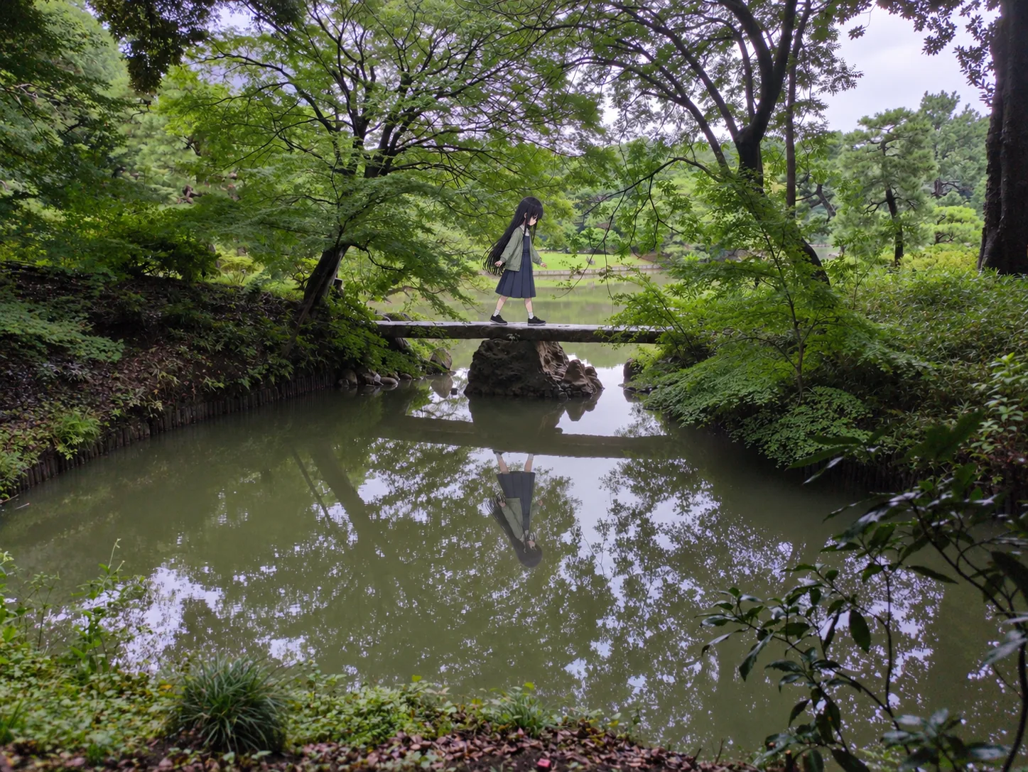 渡月橋を横から見た絵。手すりのない石板の橋を凜が渡っていて、水面に橋と凜が逆さに映っている。映り込みは橋の下に突き出た黒い岩で途切れ、少し右へずれている